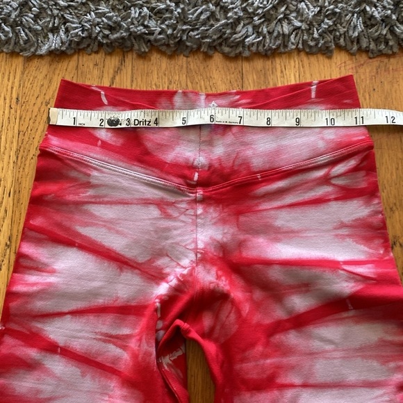 NUX Red and White Tie Dye Seamless Leggings Size Small - Picture 8 of 9
